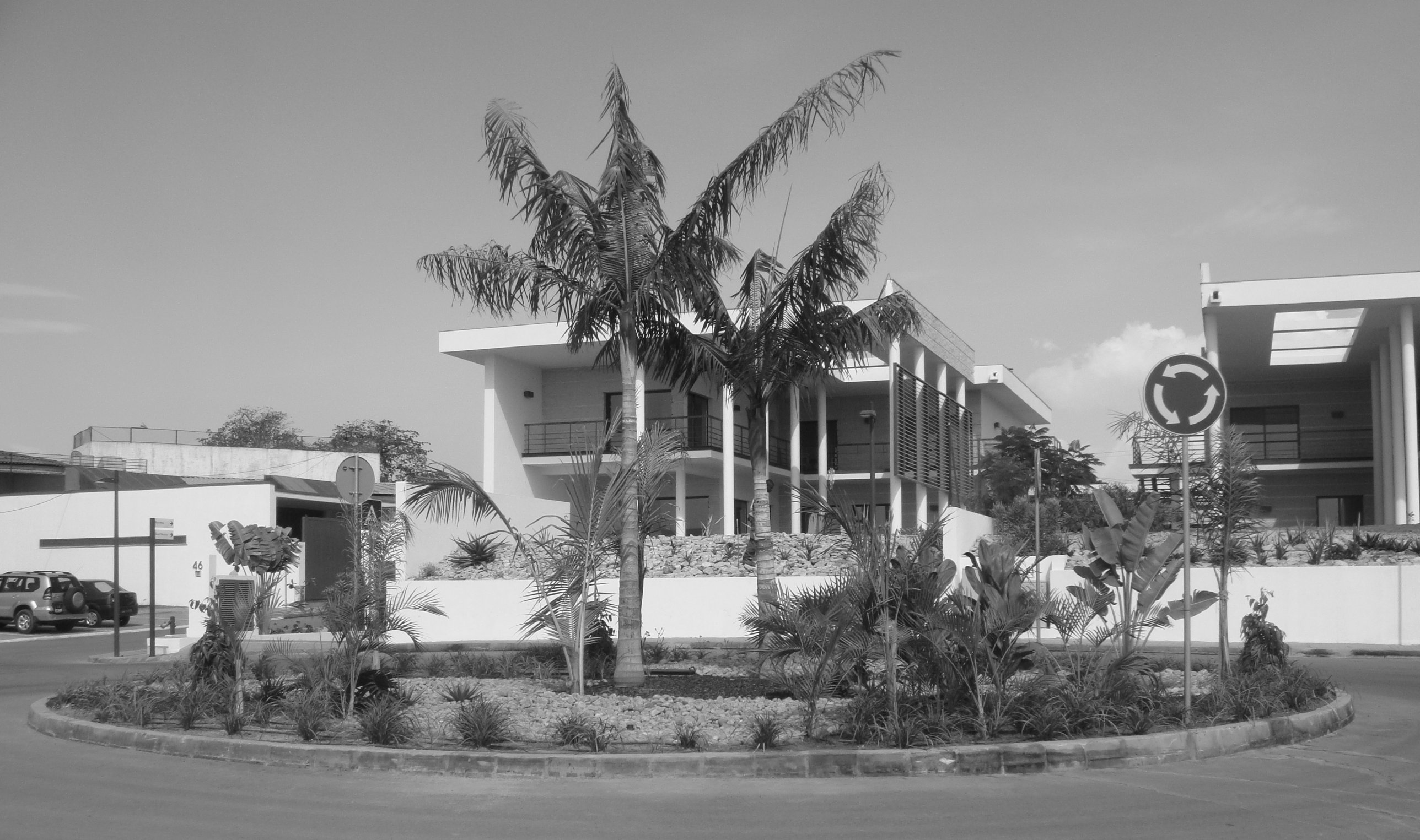 Condomínio Morro Bento: Rotunda e moradias construídas